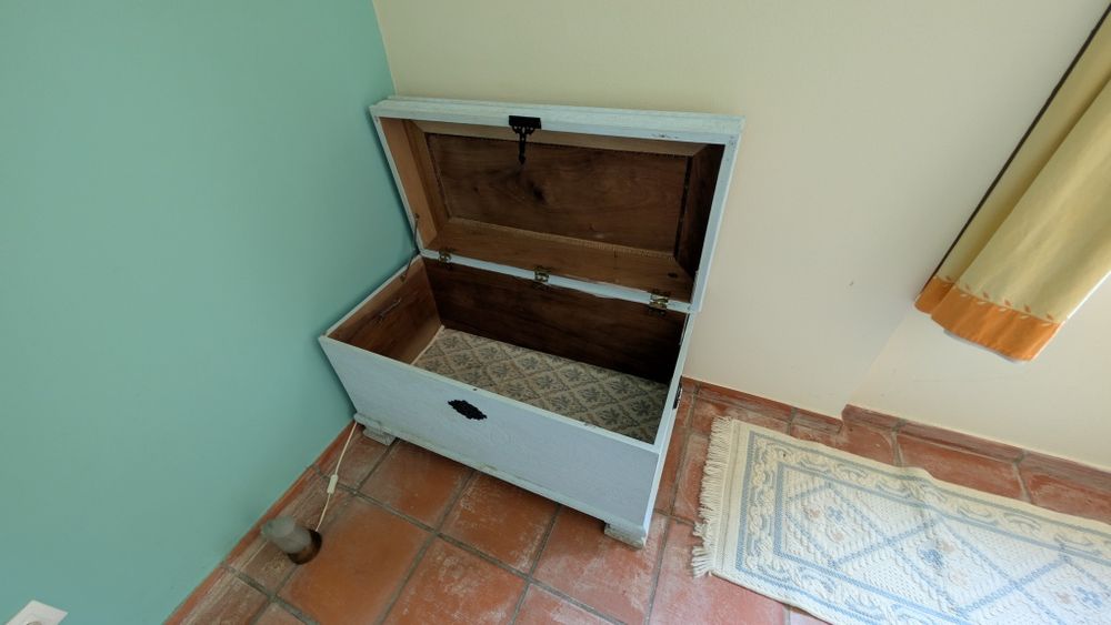 Vendo arca / baú antigo remodelado, em madeira maciça