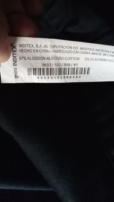 Calças pretas de corte direito