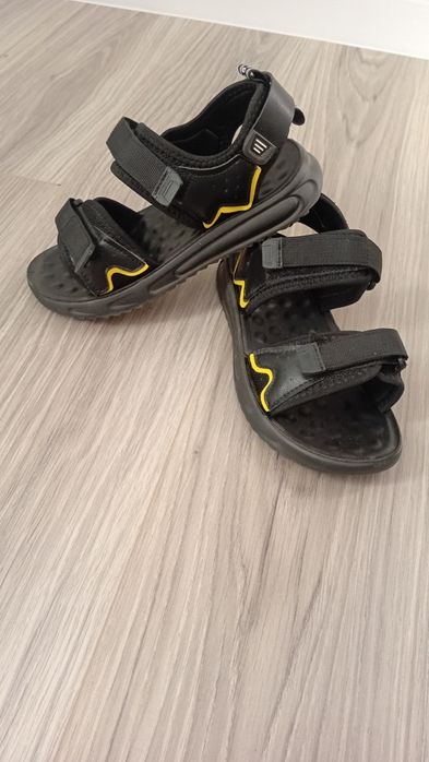 Дитячі босоніжки.