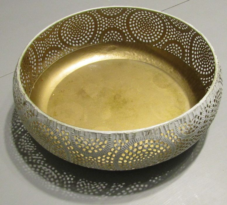 metalowa misa do owoców ażurowa złocona