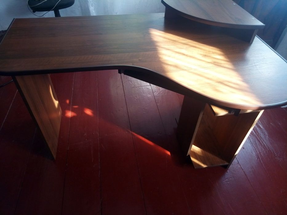 Комп'ютерний стіл