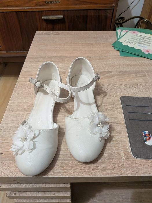 Buty białe komunijne