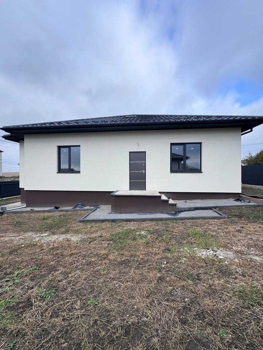 Продаж сучасного одноповерхового будинку з частковим ремонтом.