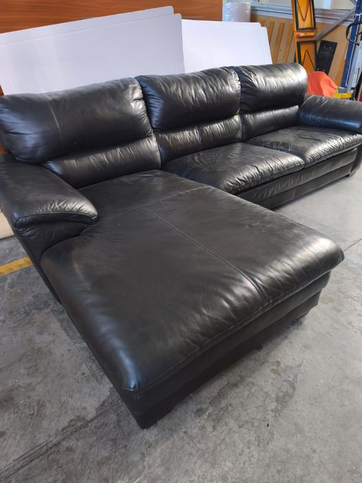 Sofá em couro preto, com chaiselong.