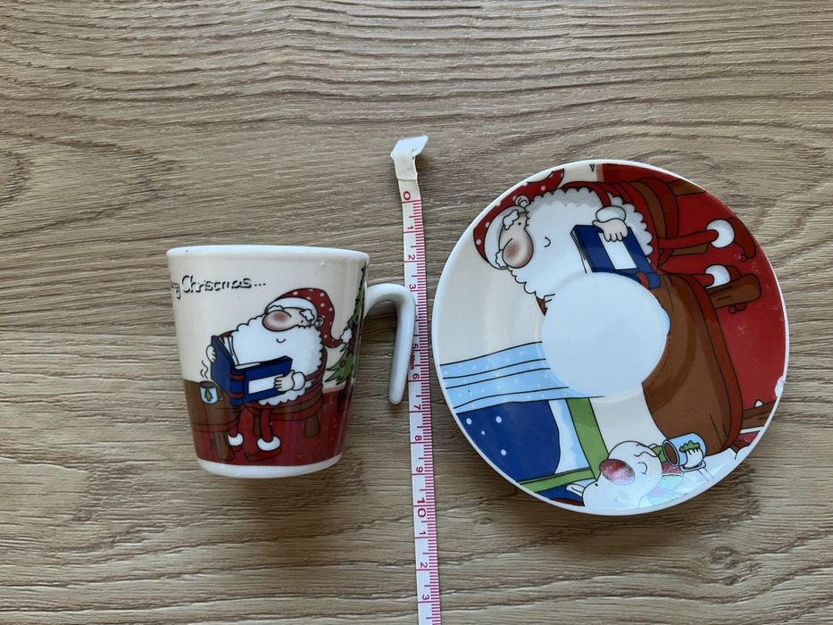 Chavena e pires de café com gravura de Natal