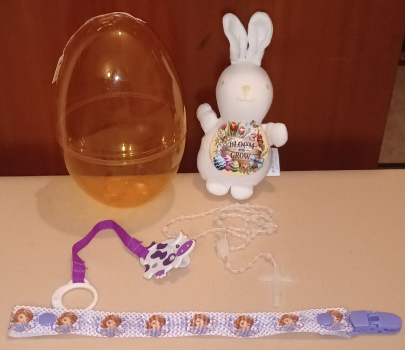 Boneco/terço/2 prendedores de chucha