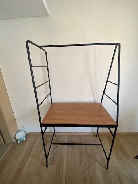 Mesa de cozinha com arrumação castanha e preta