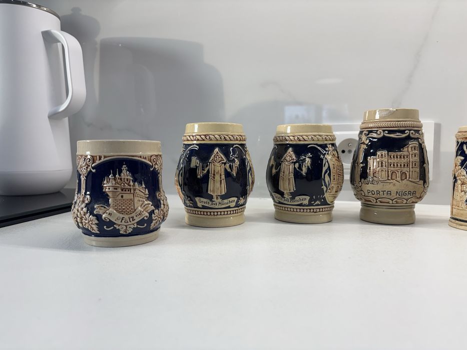 Kufle z kanionki oraz wloski wazon z motywem kwiatowym