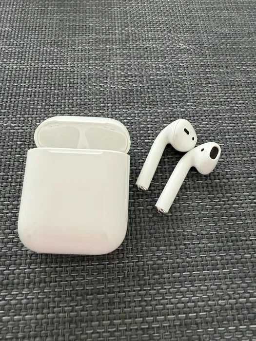 Обменяю наушники airpots 1 с двумя кйсами на наушники самсунг