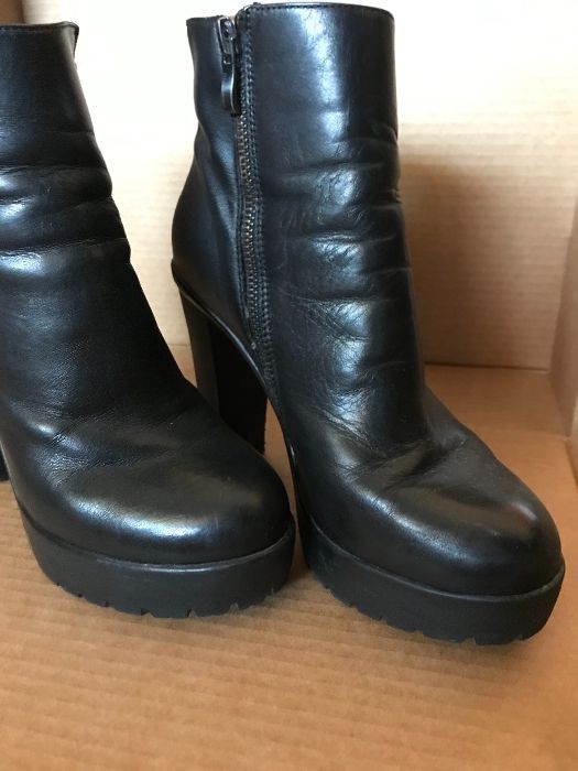 Botins Pretos com salto compensado