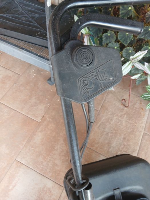 Máquina de cortar relva