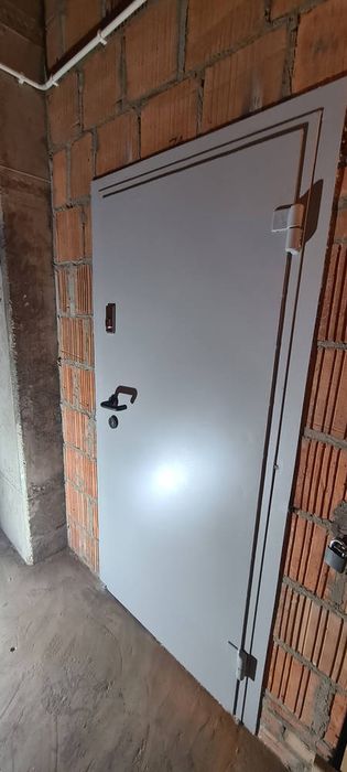 Solidne drzwi stalowe do piwnicy/komórki . Montaż drzwi na stare ościeżnice.