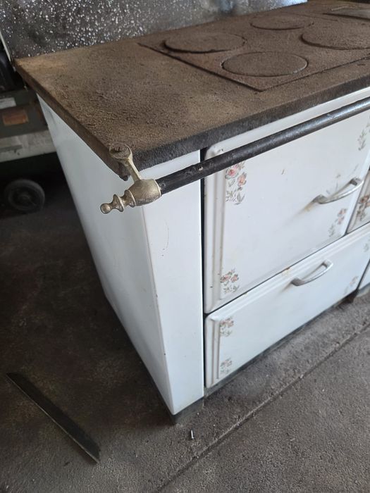 Fogão a lenha a precisar de restauro