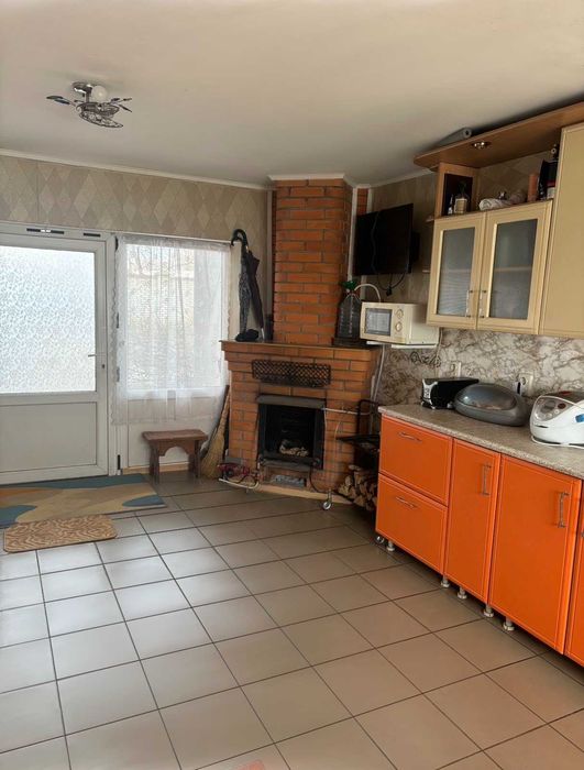 Затишний будинок з більярдною, сауною, садом та квітником, біля лісу!