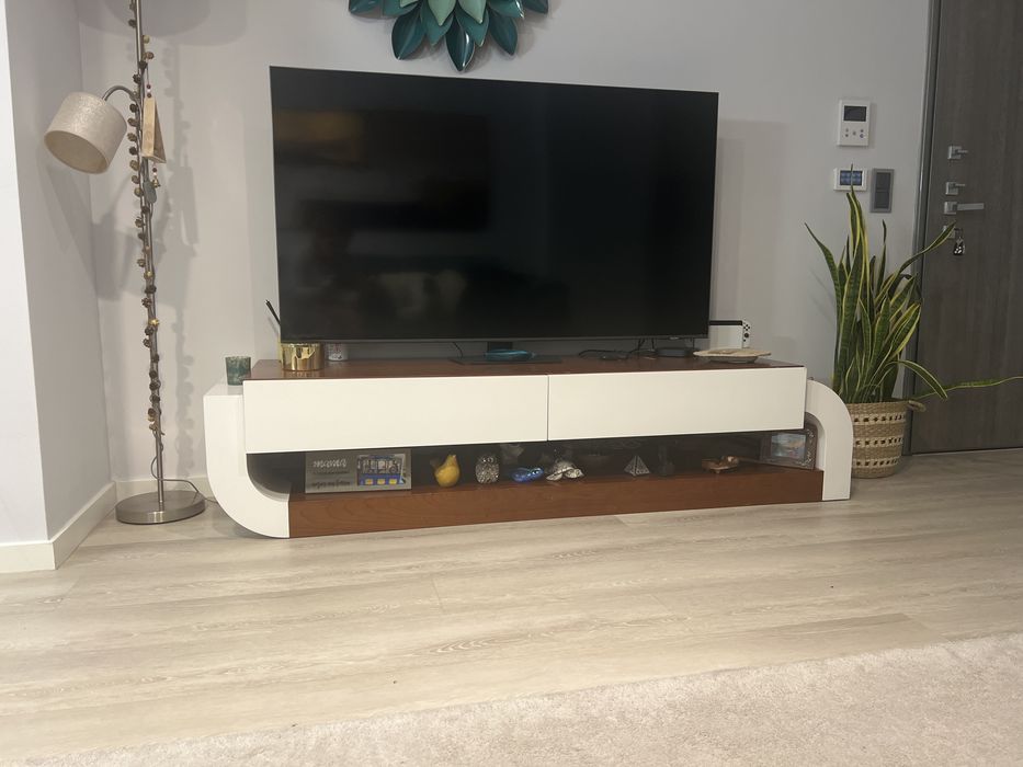 Movél de televisão branco e castanho