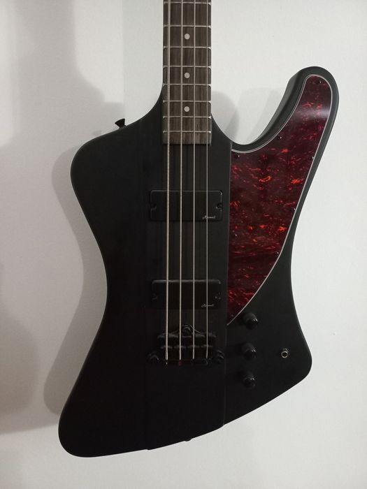 Baixo activo de  4 cordas com amplificador