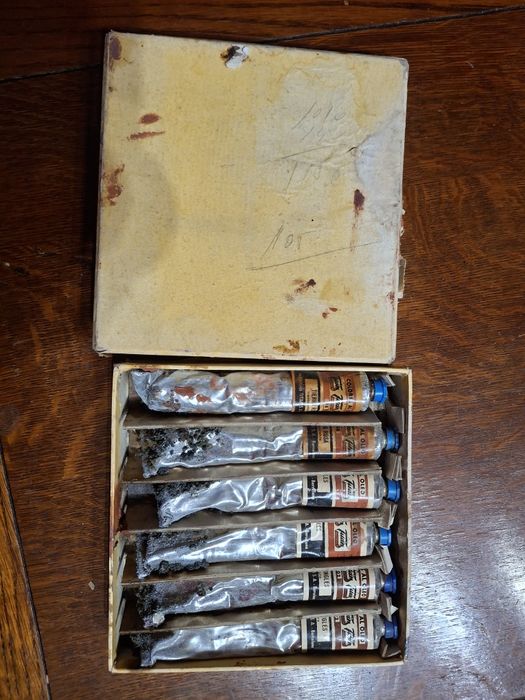Caixa antiga com grandes bisnagas de tinta a oleo belas artes