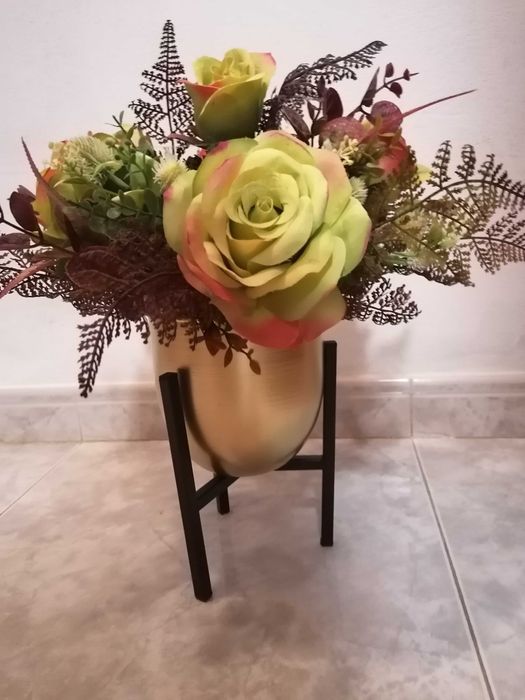 Arranjo de flores artificiais em taça dourada