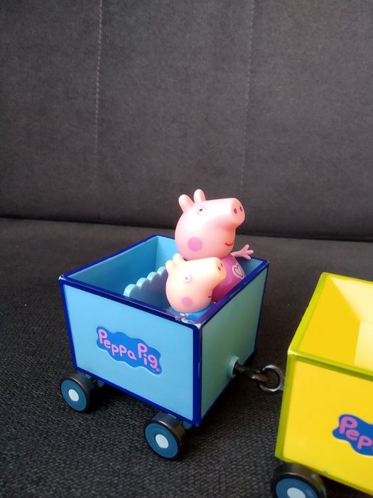 Pociąg Dziadka Świnki z figurkami Peppy i Georga