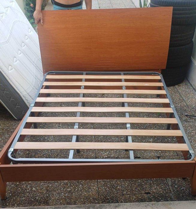 Cama de Casal com estrado metálico