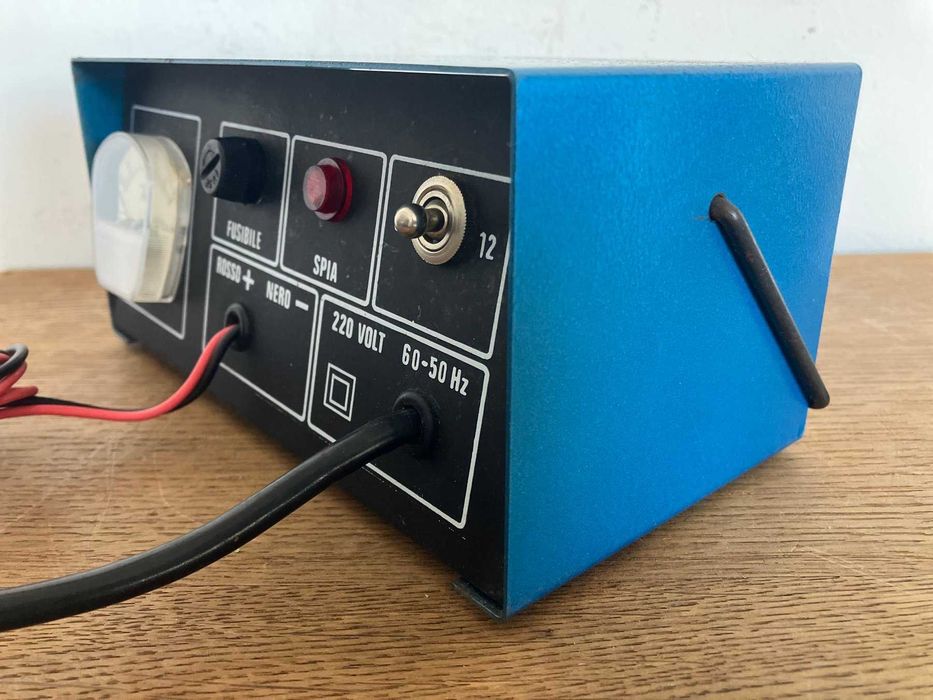 Carregador de baterias Deca Alfa 4 em muito bom estado