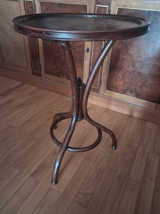 Mesa restaurada antiga