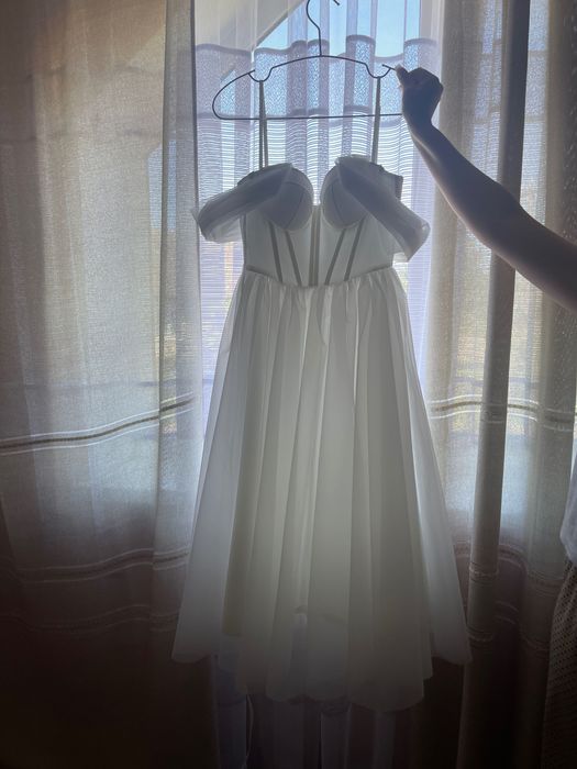 Продам біле плаття для розписки або весілля