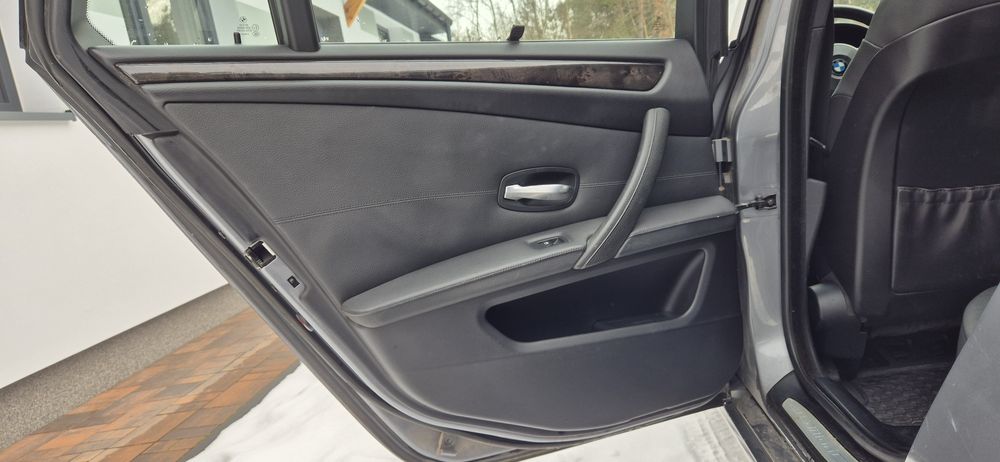 Fotele przód Kanapa tył. Bmw e61. Czarne skórzane. Europa. Boczki.