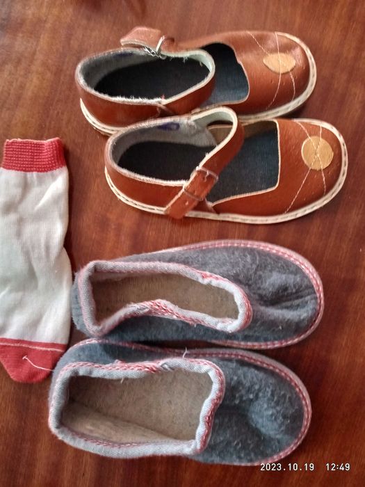 Дитяче взуття.   (Сандалі, та кімнатні капці)