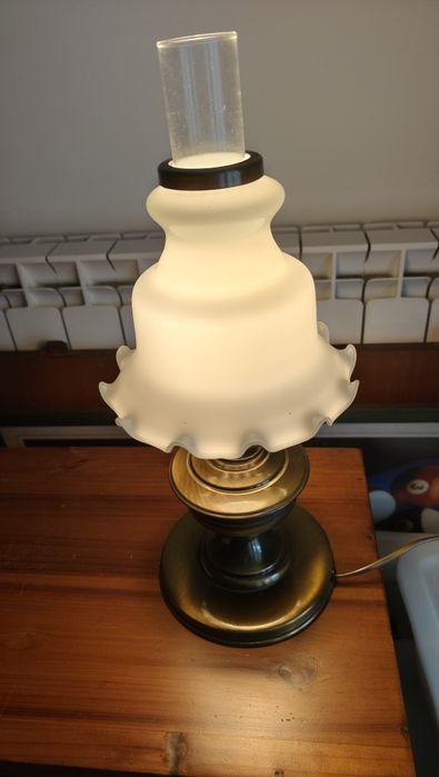 Candeeiro de mesa em metal