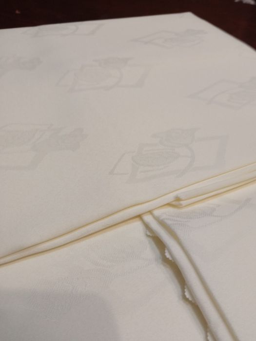 Obrus poliestrowy plamoodporny ecru o wymiarach 200/140