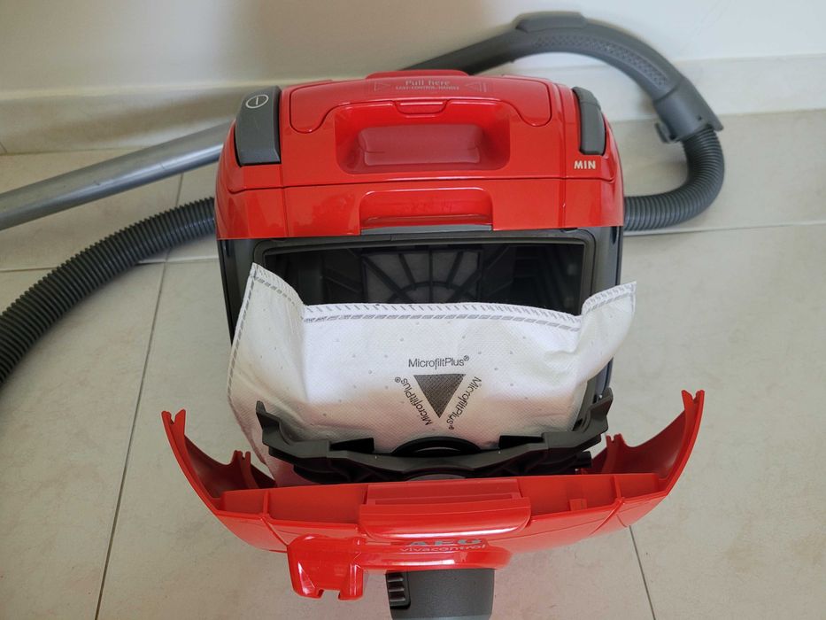 aspirador AEG compacto e potente