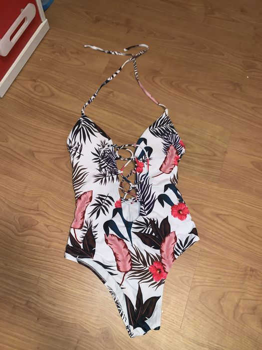 Fato de banho aberto nas costas