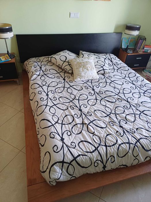 Cama de casal, com colchão e mesinhas de cabeceira