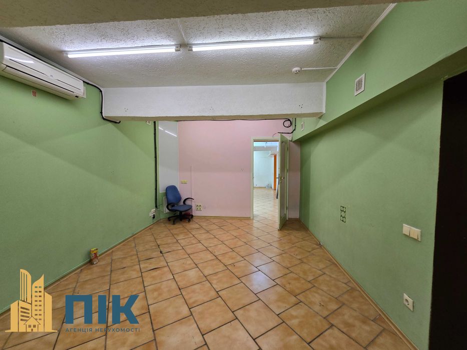 Без%! 110 м2,  підвальне приміщення (цоколь), є два фасадні входи.