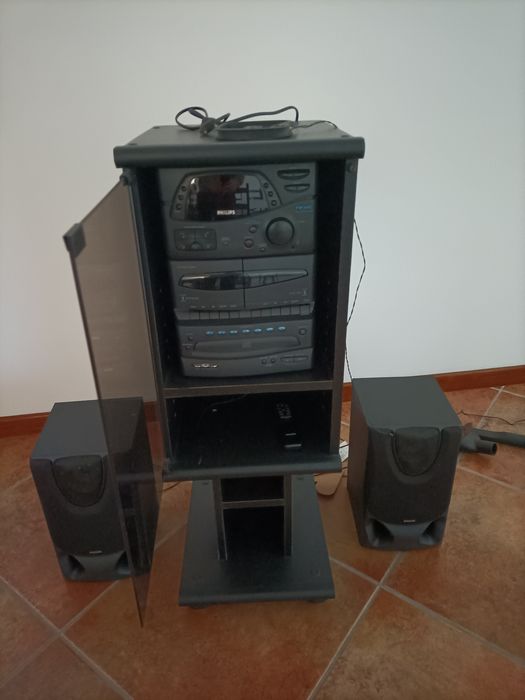 Aparelho de som Philips com opção radio, cd, cassetes e móvel incluído