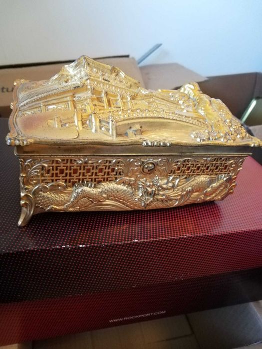 porta joias em metal com relevos