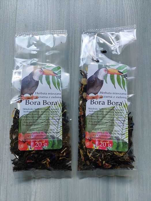 Herbata czarna Assam liściasta, herbata zielona Sencha, papaja i ananas kandyzowany, rodzynki, płatki hibiskusa i kwiatowe.
