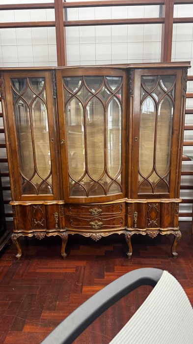 Cristaleira estilo Queen Anne