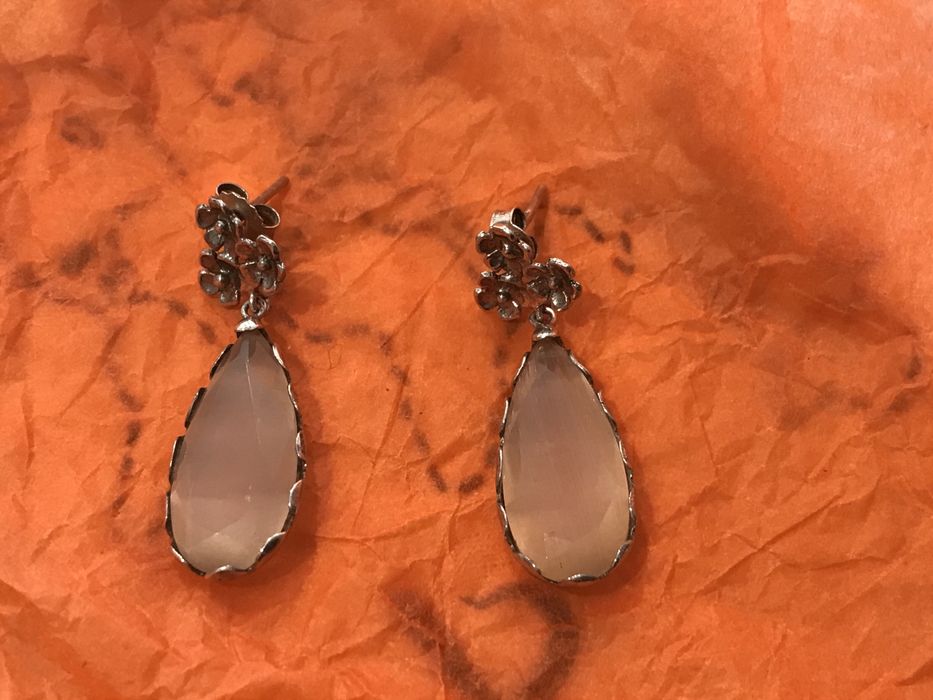 Brincos com pedra rosa clara