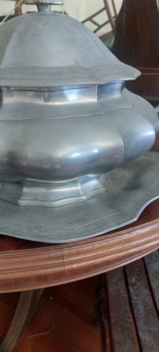 Pote em estanho grande