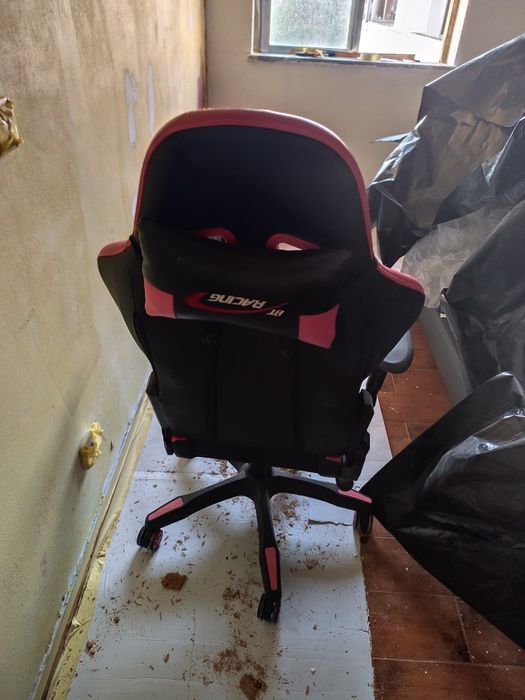 Cadeira gamer preta e rosa