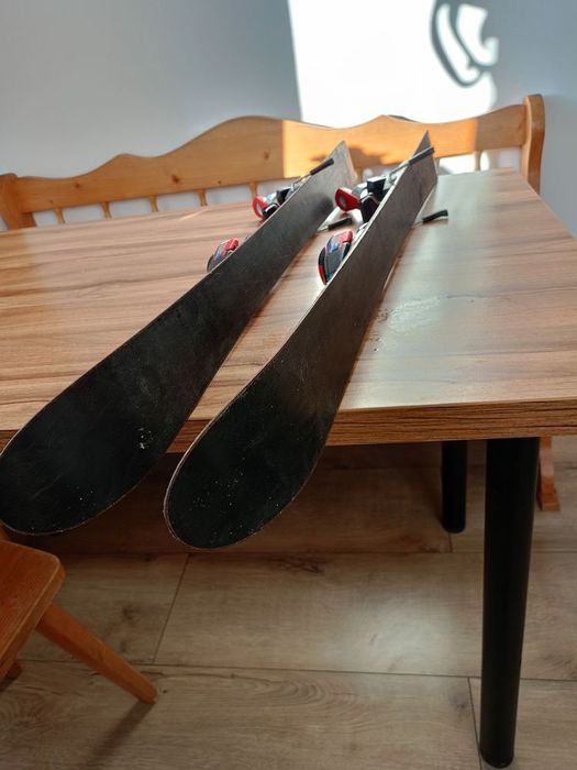 Narty i kask dziecięcy