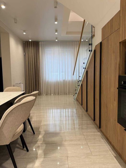 Дуплекс з ремонтом, меблями та геніальним функціоналом