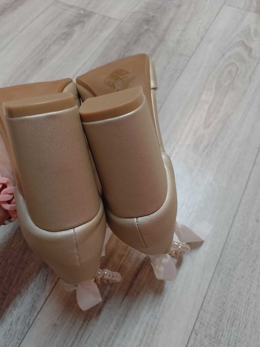 (40/41) Złote, bogato zdobione czółenka wieczorowe z perłami, NOWE