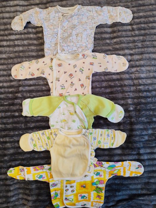 Шапочки , царапкі, кофточкі.