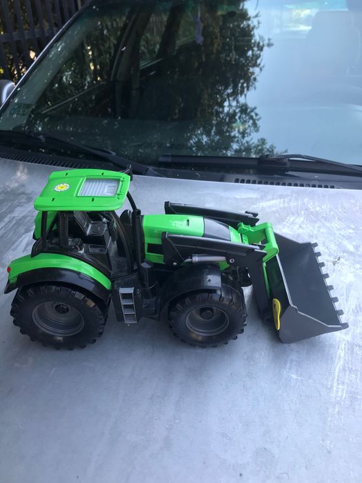 Ciągnik  zabawka znanej marki. Deutz Fahr