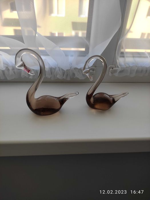 скляні фігурки лебедів