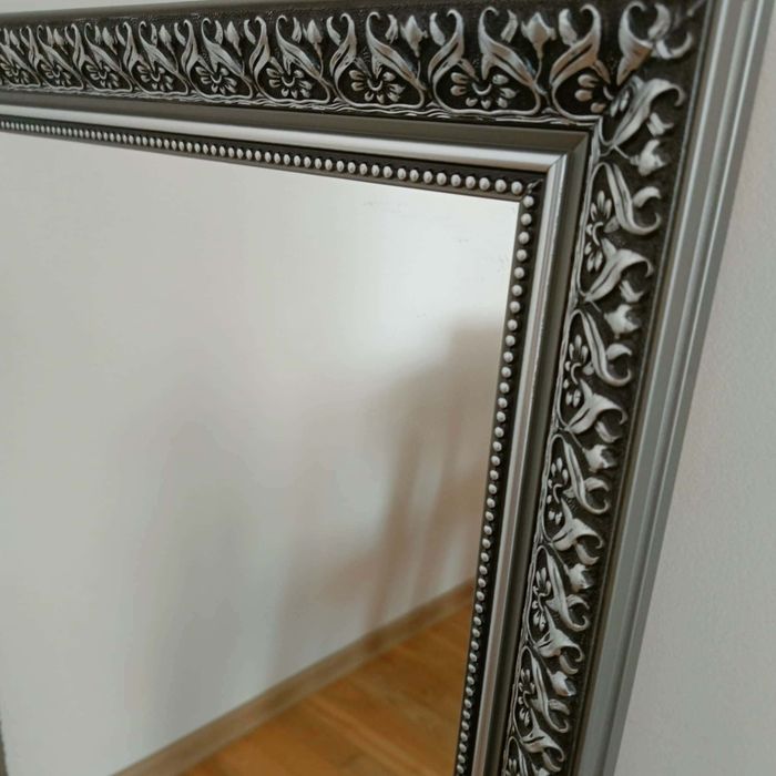 Lustro w ozdobnej ramie