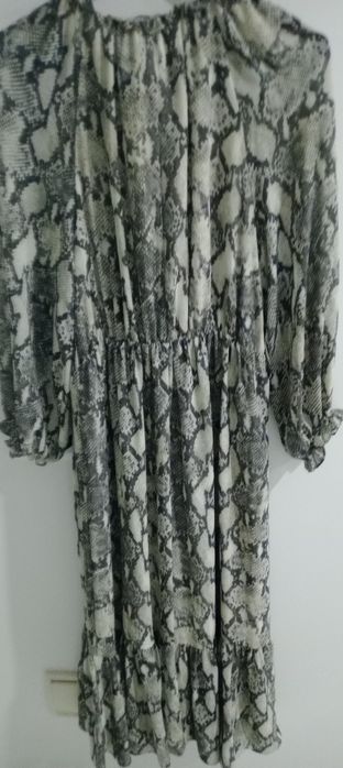 Vestido comprido em tom de bege e castanho